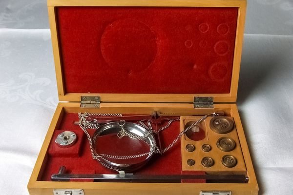 A modern collapsible balance scale