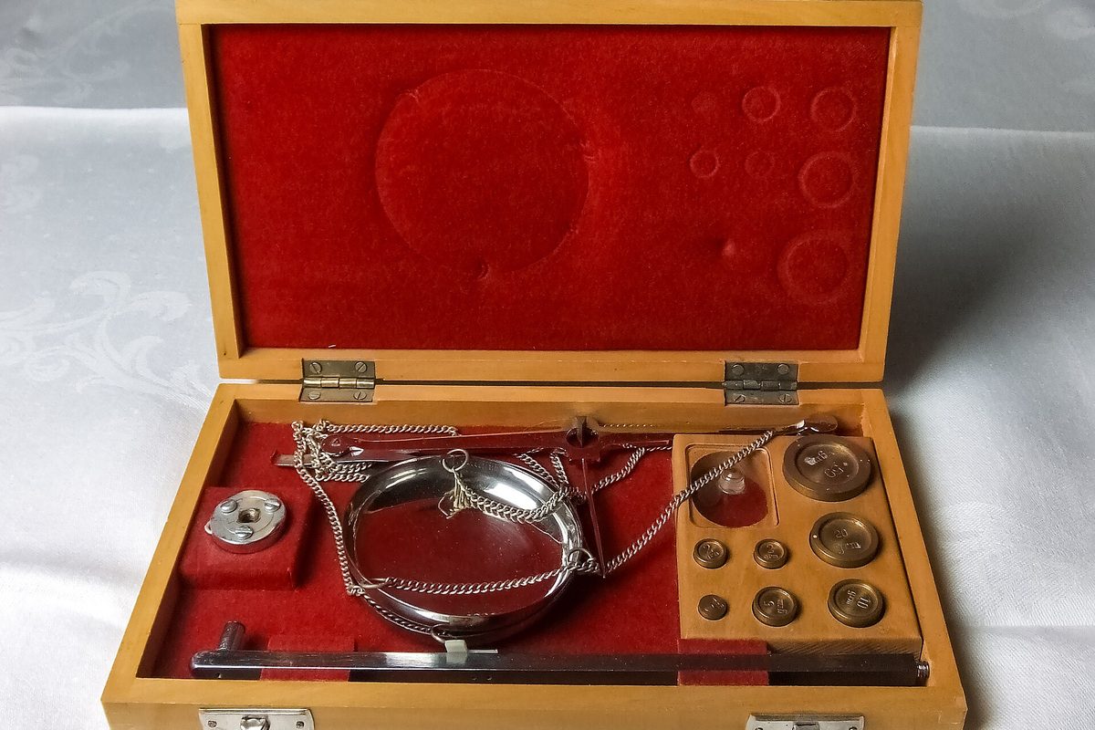 A modern collapsible balance scale